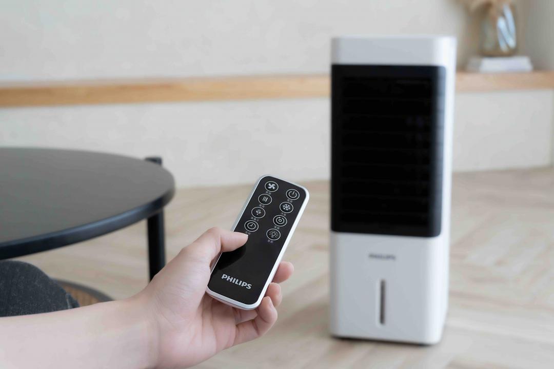PHILIPS水冷扇,隨機還附上遙控器,不用起身也可在冷涼區域控制三段風速與12H定時。(圖/雙全國際提供)