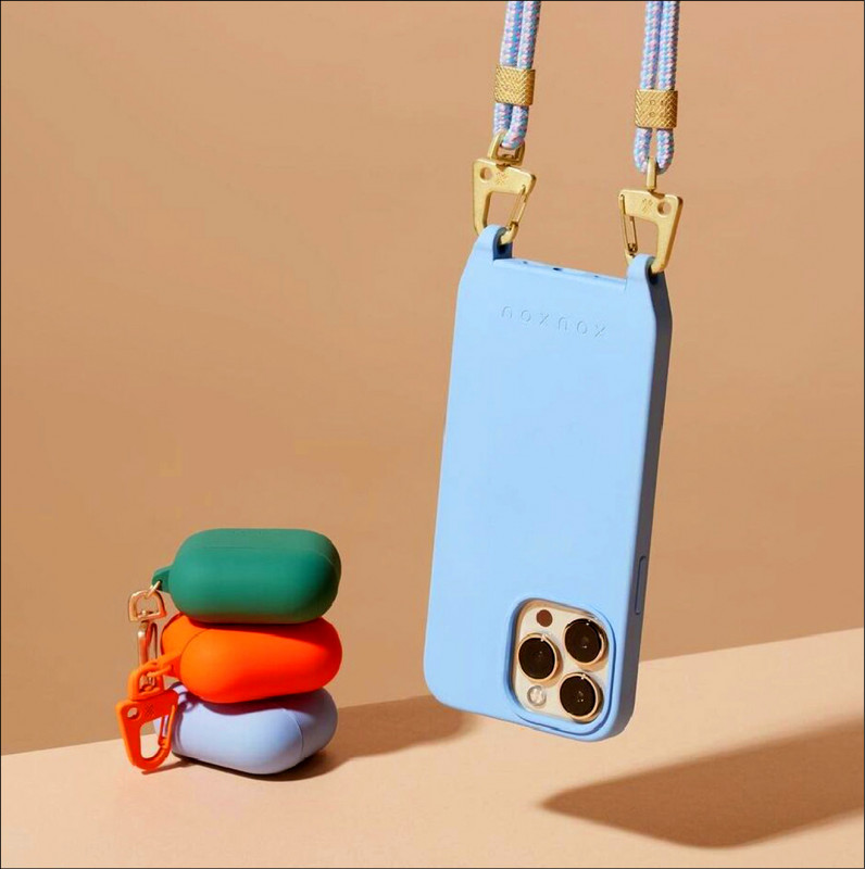 XOUXOU FARBE全包覆掛繩款手機殼組，適用iPhone系列手機，建議售價2,260元起。