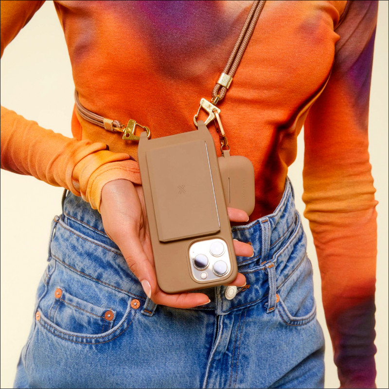 XOUXOU掛繩款手機殼同色設計，搭配更有一致性。