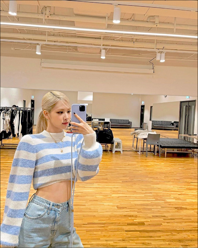 Rosé也是手機掛繩的愛用者，在她的IG上經常可見。
（圖片截自IG@roses_are_rosie）