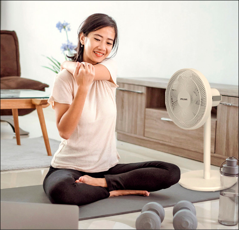 PHILIPS新款12吋窄邊框美型風扇,預計4月初上市,售價1,990元,提供產品註冊登錄1+1年的保固售後服務。