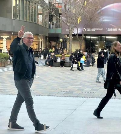 庫克突襲中國Apple店卻變幫小米宣傳!一張照片網全傻眼 庫克突襲中國Apple店卻變幫小米宣傳!一張照片網全傻眼