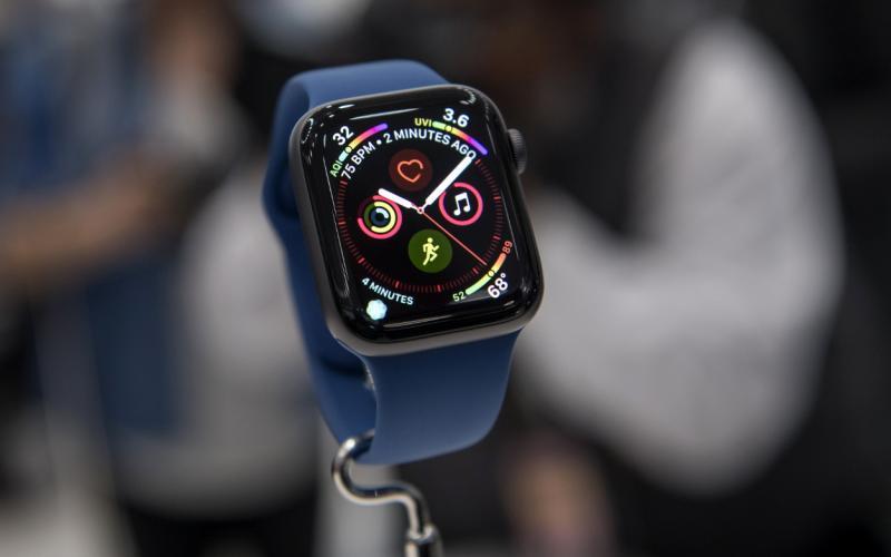 蘋果於2018年推出第四代Apple Watch 4 智慧手錶，除錶冠具備有觸動回饋等之外，當年還首度加入三大健康新功能：心律變慢提醒、心電圖（ECG）偵測、跌倒偵測。（圖／彭博）