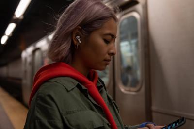 下一代AirPods長這樣?蘋果新專利曝充電盒可觸控 下一代AirPods長這樣?蘋果新專利曝充電盒可觸控