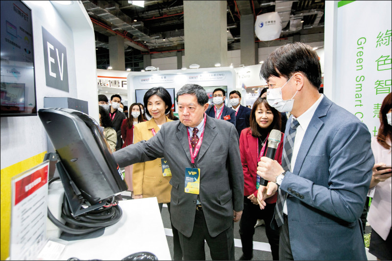 遠傳以「淨零數位雙轉型」為2023智慧城市展主題,展出各項創新應用。