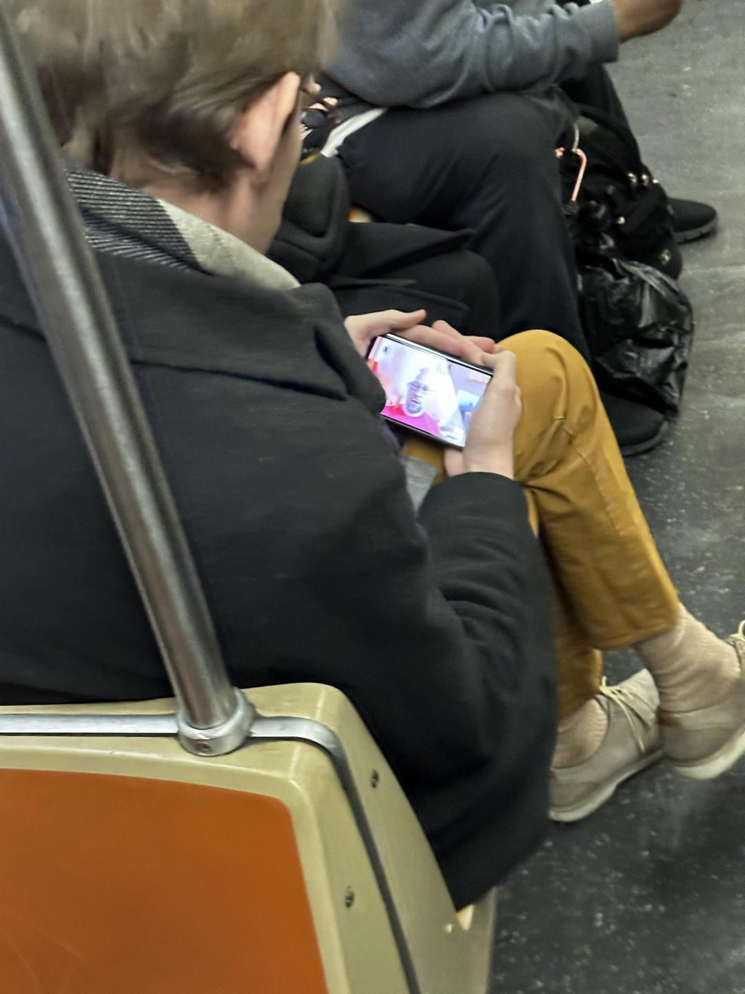 日前一名國外網友在紐約地鐵捕捉疑似是Pixel Fold的身影。(圖/翻攝網路)