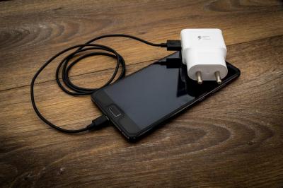 出國玩注意!FBI 警告:別用機場 USB 充手機 攜帶 2 法寶最安全 出國玩注意!FBI 警告:別用機場 USB 充手機 攜帶 2 法寶最安全