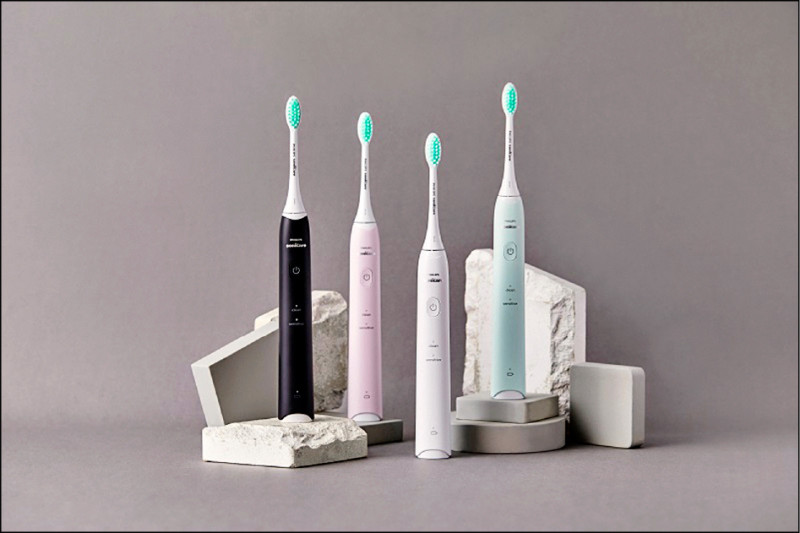 Sonicare「輕柔潔淨刷頭」軟毛電動牙刷,具備清潔與敏感兩種潔牙模式,電量可達14天,顏色有白、粉、黑、綠可選。1,680元。