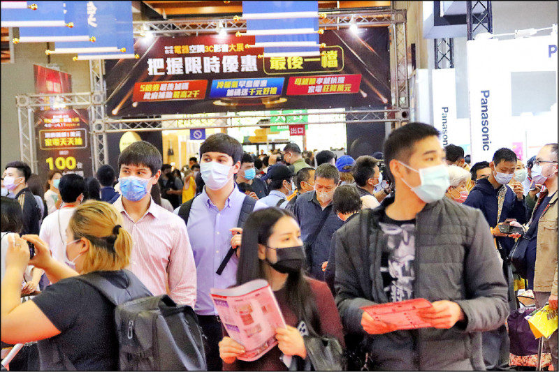 現在買家電可搭配冷氣早鳥、抗漲優惠、母親節特別企劃、政府汰舊換新補助、退貨物稅補助等多項優惠。