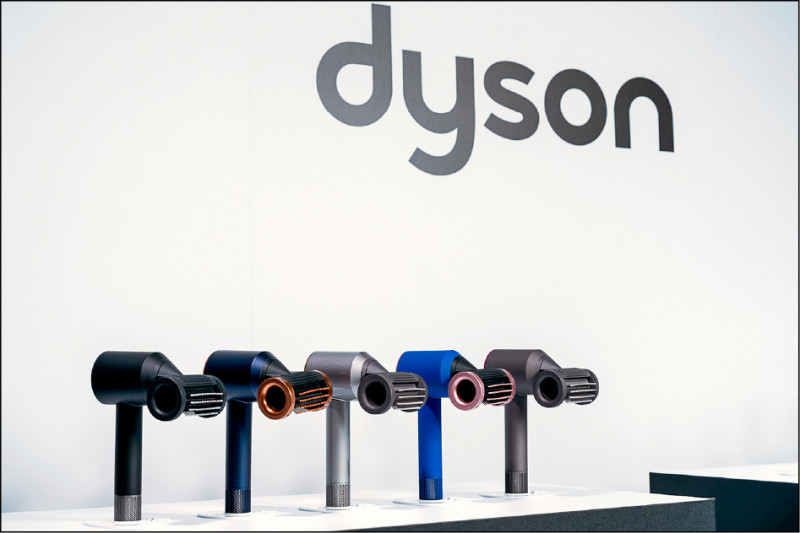 Dyson新一代Supersonic吹風機HD15,有銀銅色、桃紅色、黑鋼色、普魯士藍,母親節同步推出長春花藍期間限定色共五款,售價14,600元,即日起於Dyson線上商城、官方指定通路銷售。
