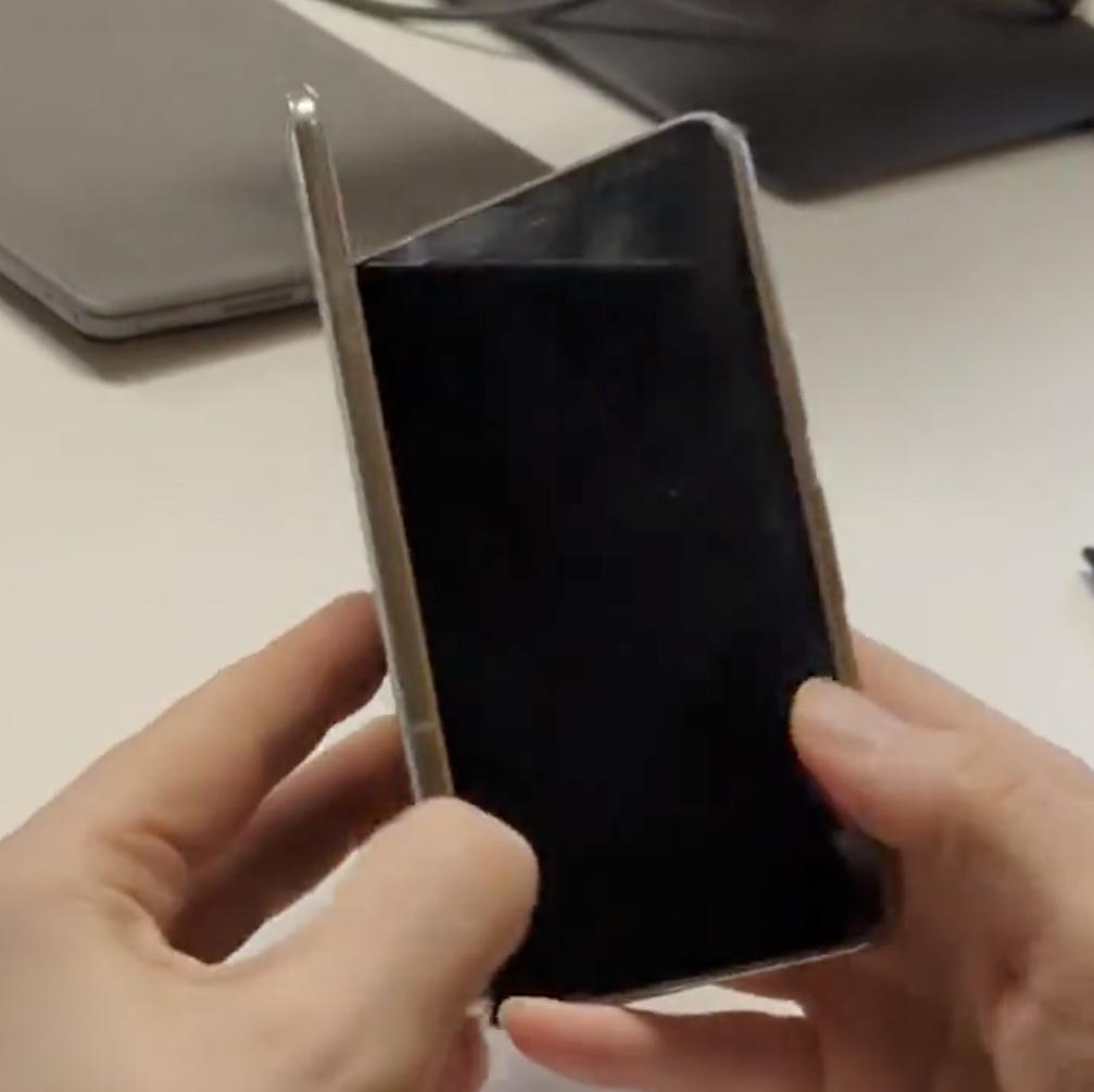 Google Pixel Fold動手玩影片流出。(圖/翻攝推特)