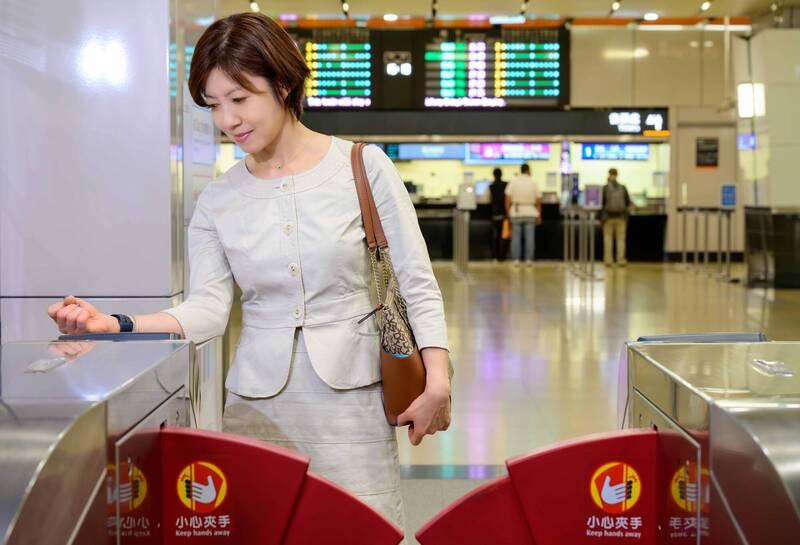 台灣高鐵推出新服務,即日起可用智慧型手錶感應條碼進站搭車。(高鐵公司提供)