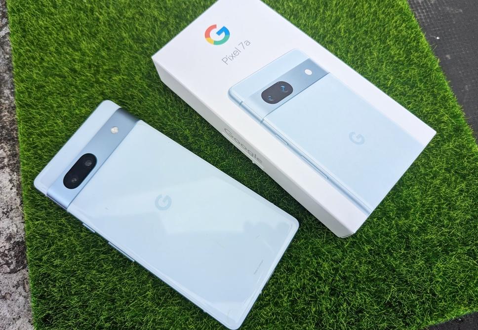 Google 防水中階新機Pixel 7a,6.1吋螢幕,搭G2晶片。(圖/記者劉惠琴攝)