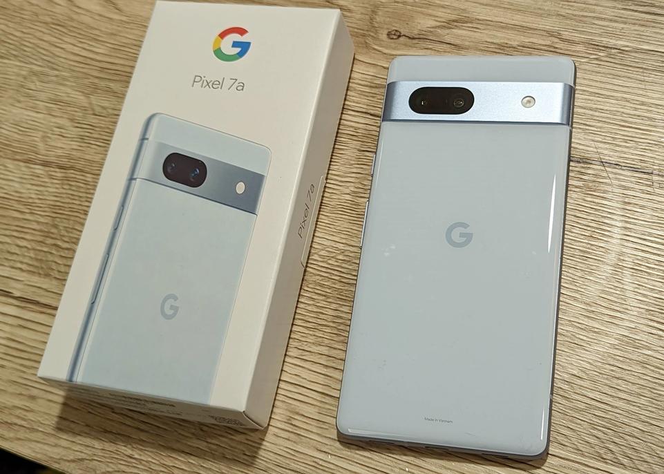 Google 防水中階新機Pixel 7a 。(圖/記者劉惠琴攝)