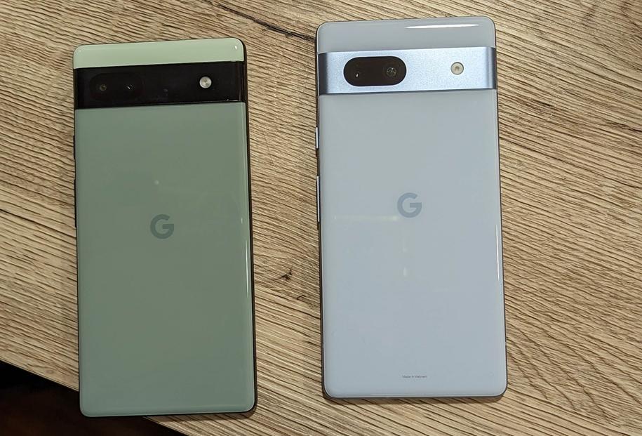 左為前代Pixel 6a、右為今年新款Pixel 7a。(圖/記者劉惠琴攝)