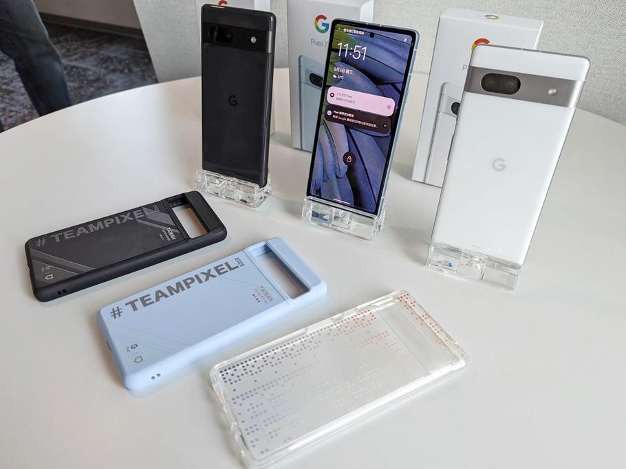 Pixel 7a專屬的三款限定手機保護殼。(圖/記者劉惠琴攝)