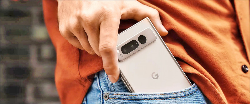 擁超薄機身的Pixel Fold摺疊旗艦手機可塞進口袋。1,799美元（約台幣5.53萬元）。