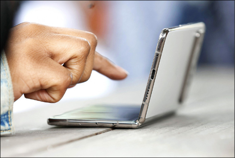 具備強大多工便利的Pixel Fold，可轉為L型的桌面模式，提供更好的觀看角度。（法新社）