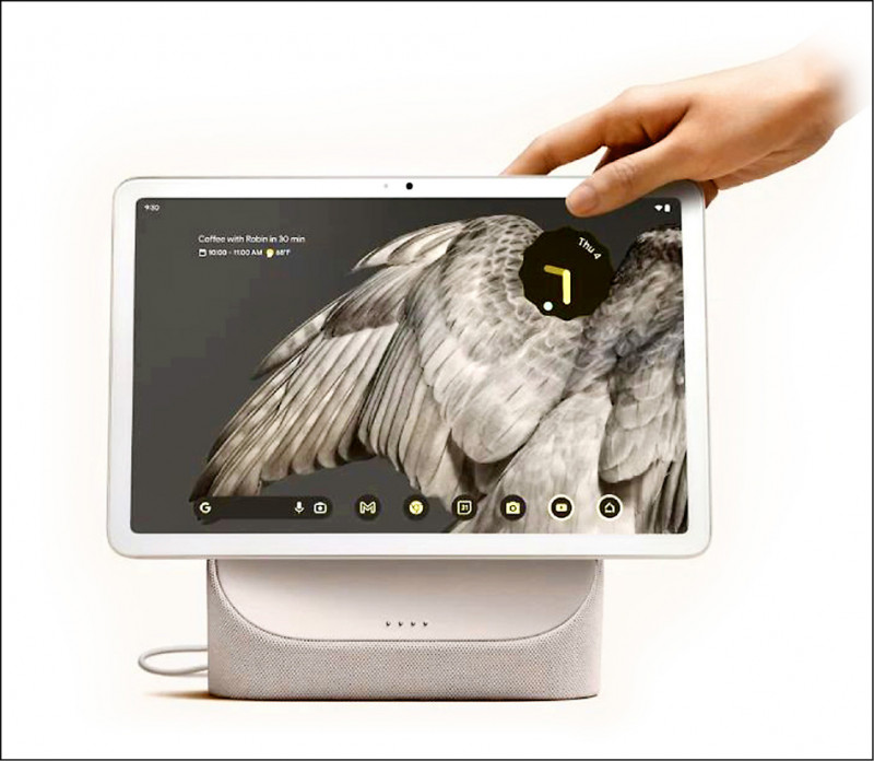 新款的11吋Pixel平板電腦，隨機附贈專屬磁吸底座，充電時可變身「智慧螢幕」模式，自動播放照片。499美元（約台幣1.53萬元）。