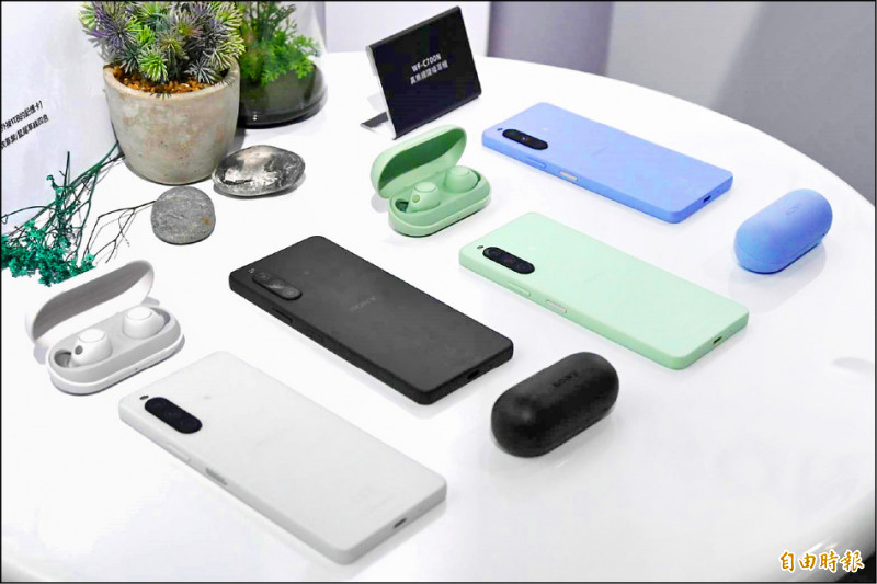 Xperia 10 V採用高通Snapdragon 695處理器,提供黑、白、綠、紫四色。(記者黃肇祥攝)