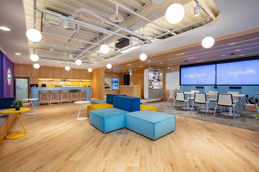 大廳也是開放型的協作空間。（圖／羅技提供）