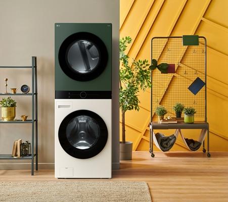 在綠色系的 LG Objet Collection系列WashTower AI智控洗乾衣機的附近,擺放一些綠色植物,可為夏日帶來降溫、療癒的效果。售價114,900元。