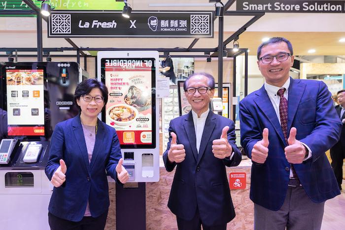 明基佳世達集團,以「鬍鬚張未來科技概念店」為主軸,於COMPUTEX首次展出前後場全智慧餐廳應用,包含全台唯一AI多國語音辨識Kiosk、智慧取餐櫃、業界最高規格13種功能的雲平台「LaaS全通路平台」等。(圖左至右)益欣資訊執行長康惠媚、鬍鬚張會長張永昌、拍檔科技總經理王保鋅。(圖/明基佳世達提供)