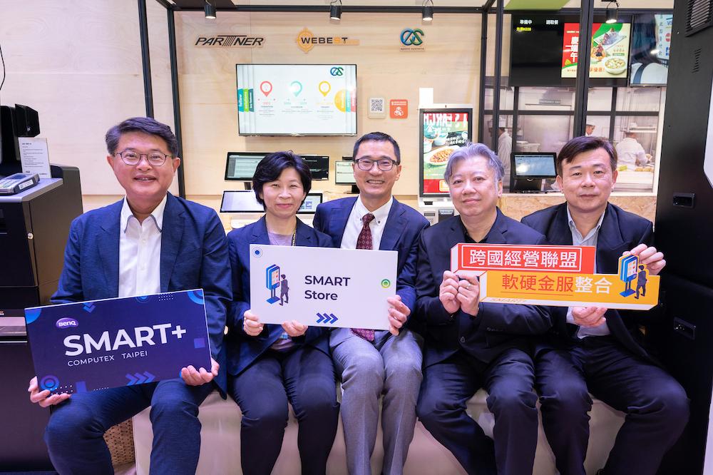明基佳世達集團結合拍檔科技、益欣資訊、麻吉數位、美麗科技與Epoint Systems,在今年 Computex 電腦展場,打造「軟硬金服」整合性跨國聯盟,提供零售、餐飲、茶飲、藥局、飯店等多元業態智能解決方案。(圖左至右) 麻吉數位總經理張俊仁、益欣資訊執行長康惠媚、拍檔科技總經理王保鋅、Epoint Systems總經理Dickson Lee、美麗科技總經理謝德輝。(圖/明