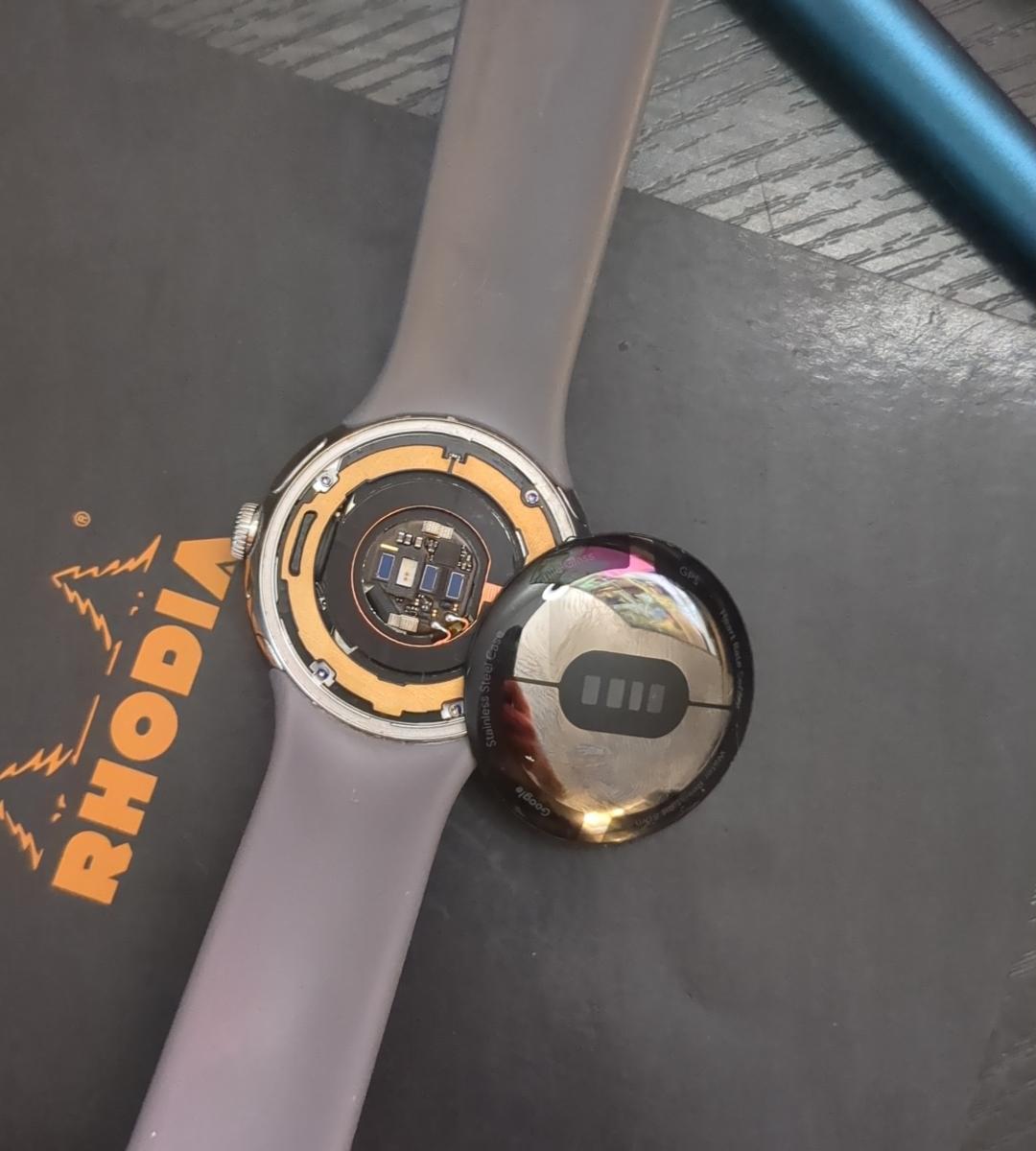 網友抱怨從充電器取下手錶,背面錶蓋就掉了。(圖/翻攝Reddit)