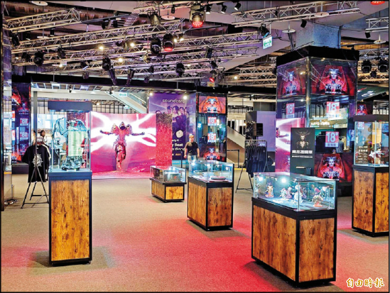 暗黑快閃店展示多款遊戲雕像及相關限定商品。（記者黃肇祥攝）