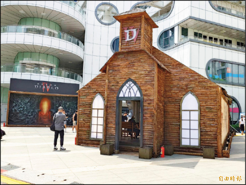 暴雪在三創園區門口設立遊戲造景，讓玩家體驗劇情氛圍。（記者黃肇祥攝）