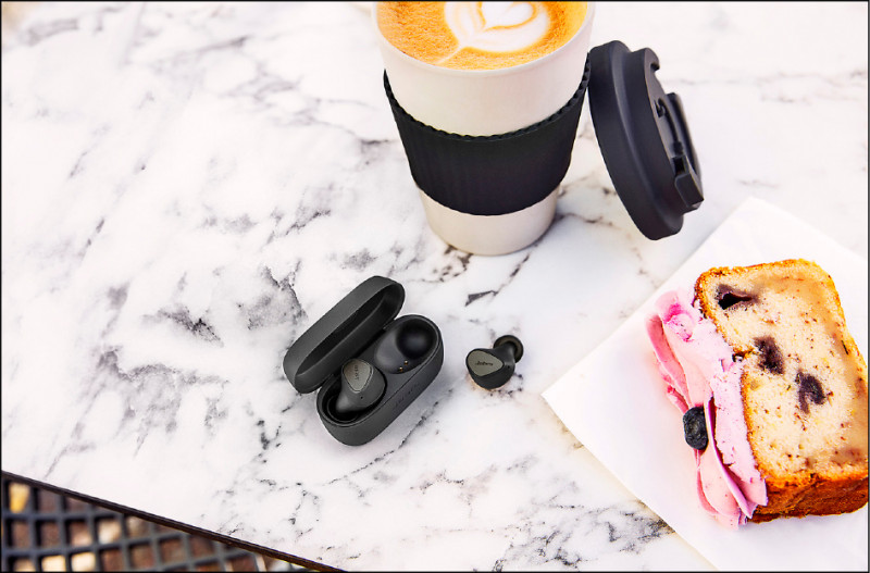Jabra Elite 4提供紫、米、灰與藍共四色,售價3,990元,享2年保固。圖為灰色。