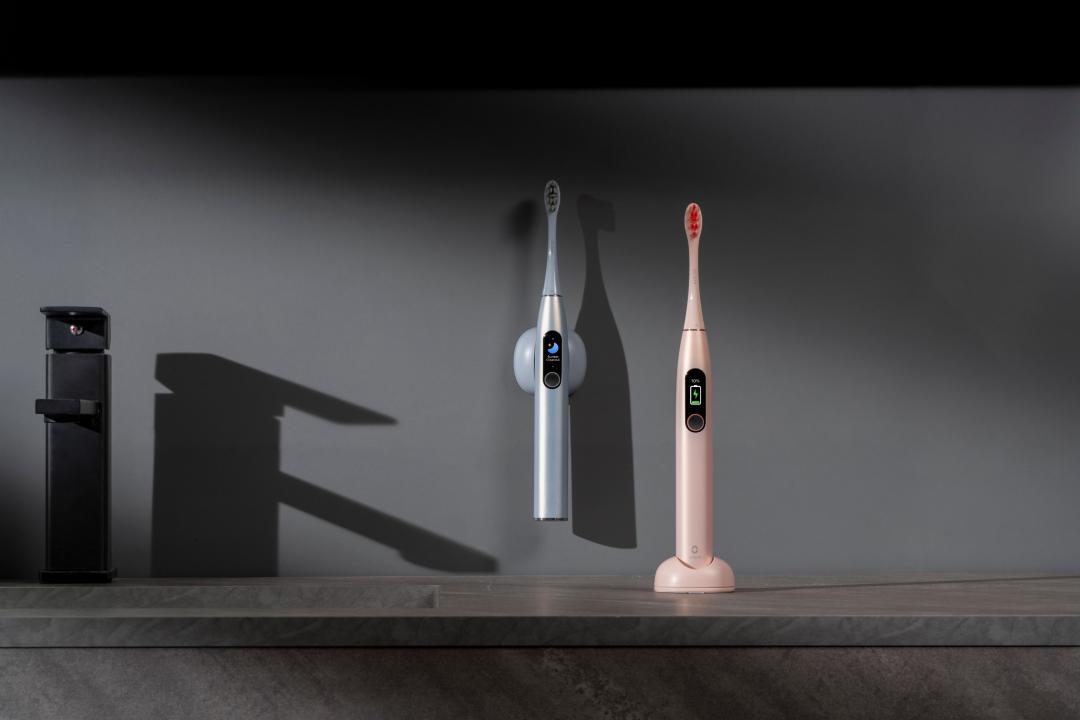 Oclean「X Pro Digital 智能音波電動牙刷」,外觀為霧面磨砂質感,有銀、香檳金兩色可選。(圖/Oclean 提供)