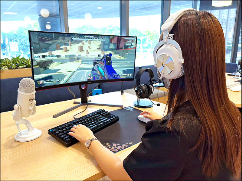 搭載石墨烯驅動單體的PRO X 2 LIGHTSPEED，無線範圍最遠可至30公尺，並有藍牙、3.5mm等多元連線能力。