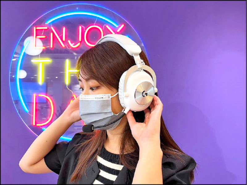 包覆性舒適的耳罩式外觀，採用耐用、極輕的鋁製材料與鋼製框架，具可旋轉的耐用轉軸，耳墊可更換成人造皮革或透氣絲絨材質。