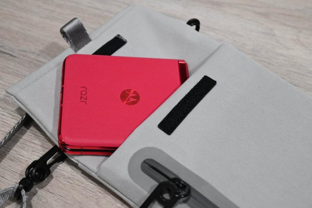 得以縮小體積摺疊收納，是翻蓋式摺疊手機的最大優勢，方便塞進小包包或是口袋之中。（圖／記者黃肇祥攝）