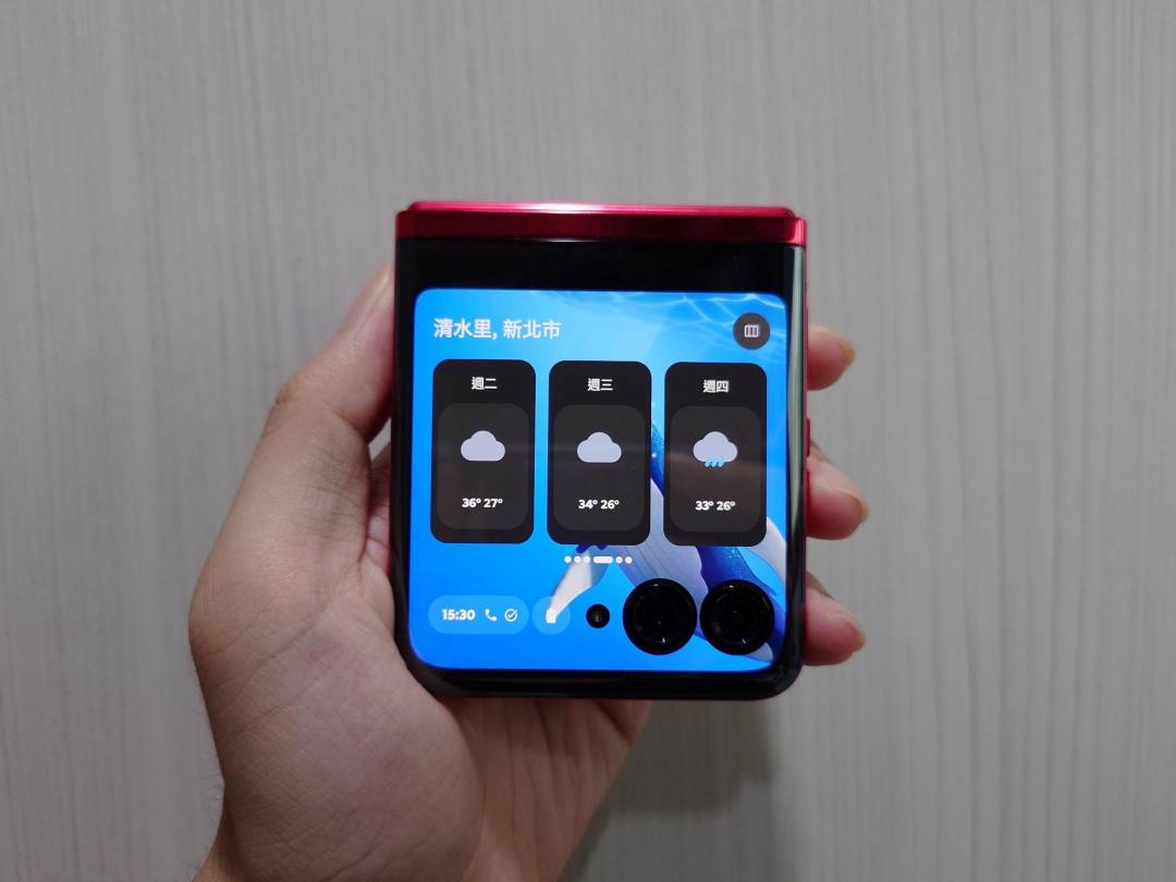 外螢幕提供多種圖卡，可以顯示天氣資訊。左下角則會將通知統一收納。（圖／記者黃肇祥攝）