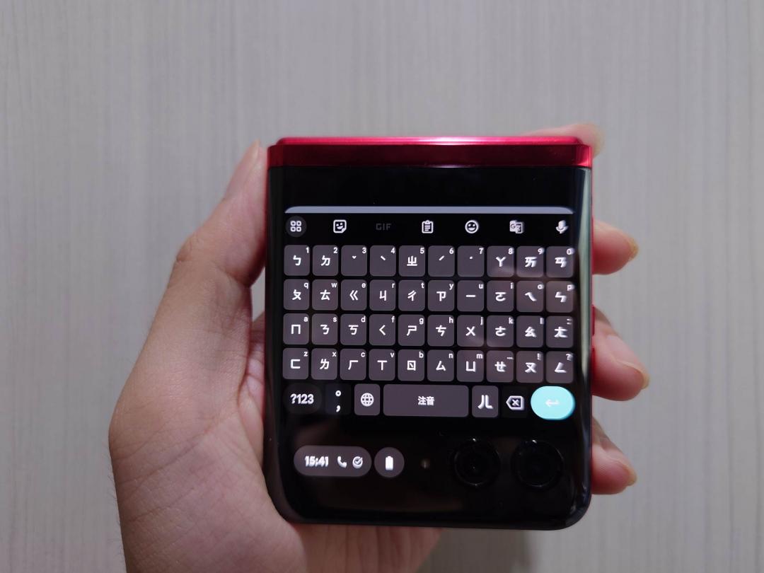 用於打字輸入，手機預設的鍵盤需要調整大小才能正常顯示，此外，兩邊返回手勢較容易誤觸，不適合過於複雜的操作。（圖／記者黃肇祥攝）