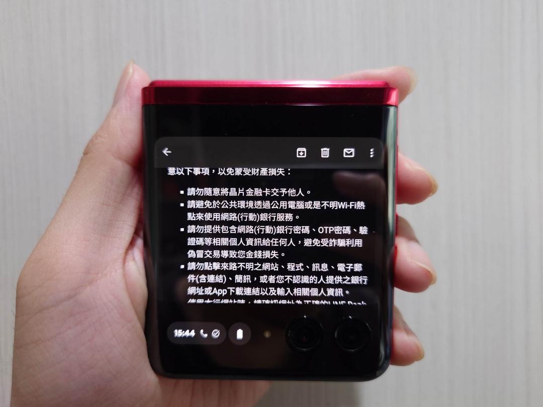 外螢幕尺寸夠大，拿來看信件、訊息都相當清楚。（圖／記者黃肇祥攝）