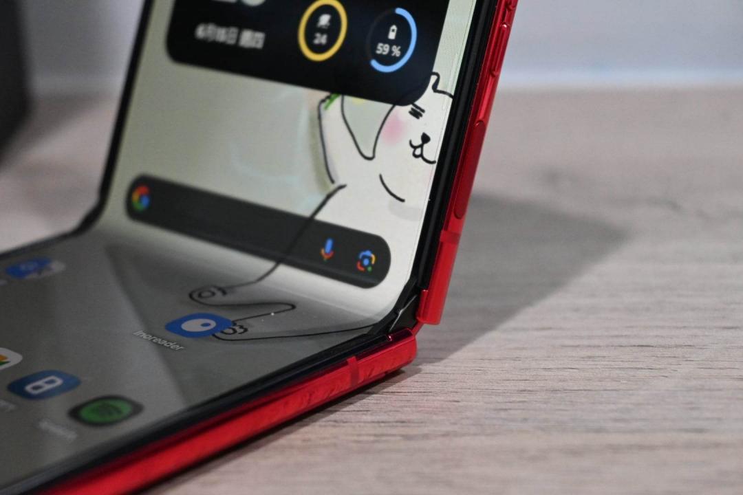 全新的 Razr 40 Ultra 自然沒有摺痕的問題。邊框有突起，藉此保護螢幕。（圖／記者黃肇祥攝）