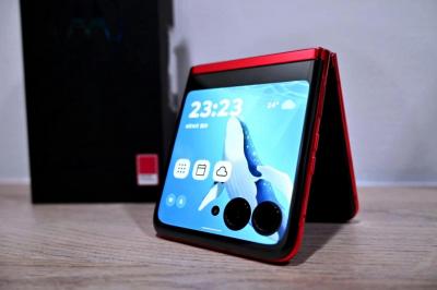Motorola 新一代「摺疊手機」razr 40 Ultra 開箱:超大外螢幕實用嗎? Motorola 新一代「摺疊手機」razr 40 Ultra 開箱:超大外螢幕實用嗎?