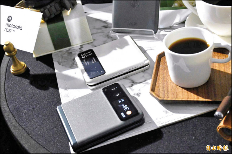 Motorola razr 40外螢幕雖然較小,但有比旗艦款更大的4200mAh電池容量。(記者黃肇祥攝)
