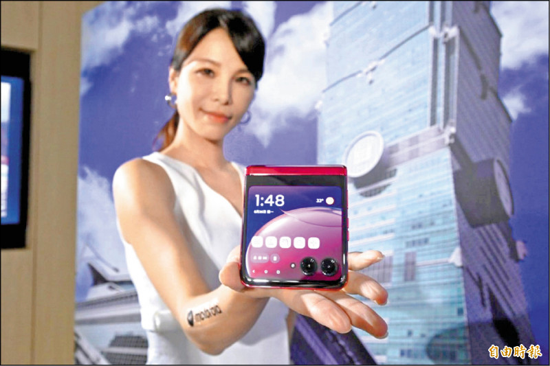 Motorola razr 40 ultra有3.6吋外螢幕,官方提供多款專屬小遊戲、動態桌布。(記者黃肇祥攝)
