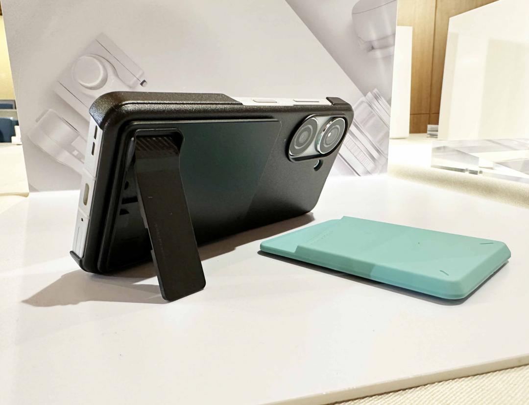 華碩為Zenfone 10推出官方配件「Connex智慧擴充配件組」，包含多功能手機殼、便攜卡夾及自動開啟串流媒體的感應式手機架，可依需求組裝使用，建議售價1,290元。（圖／記者吳佩樺攝）