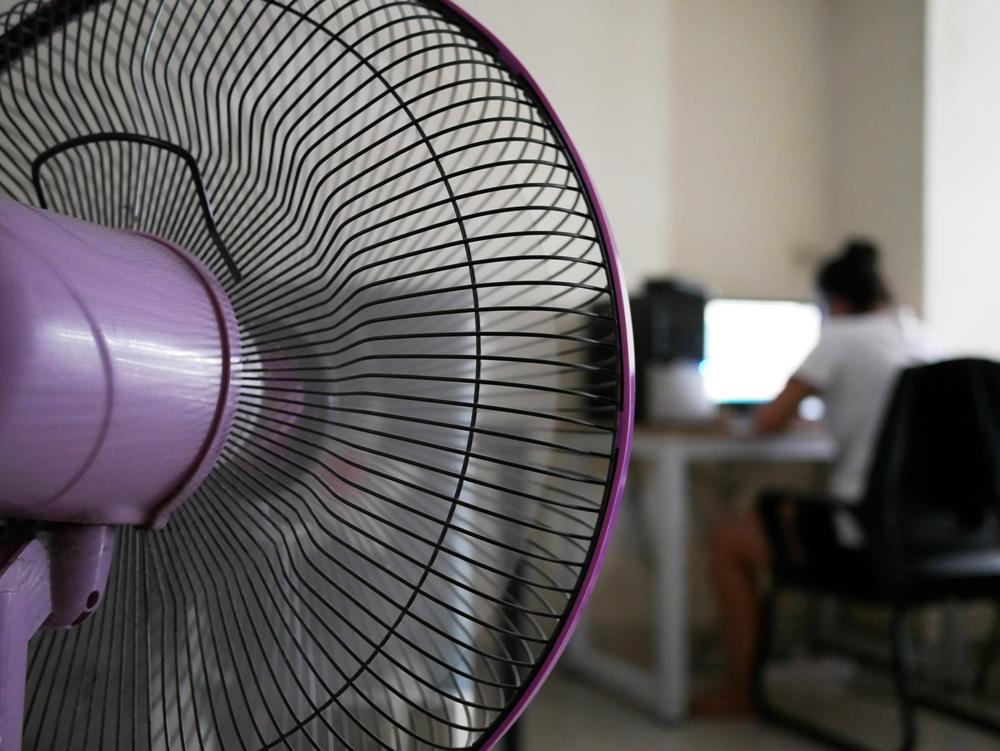 電風扇葉片數目越多、單葉面積越小,吹出來的風會比較柔和舒適。(達志)