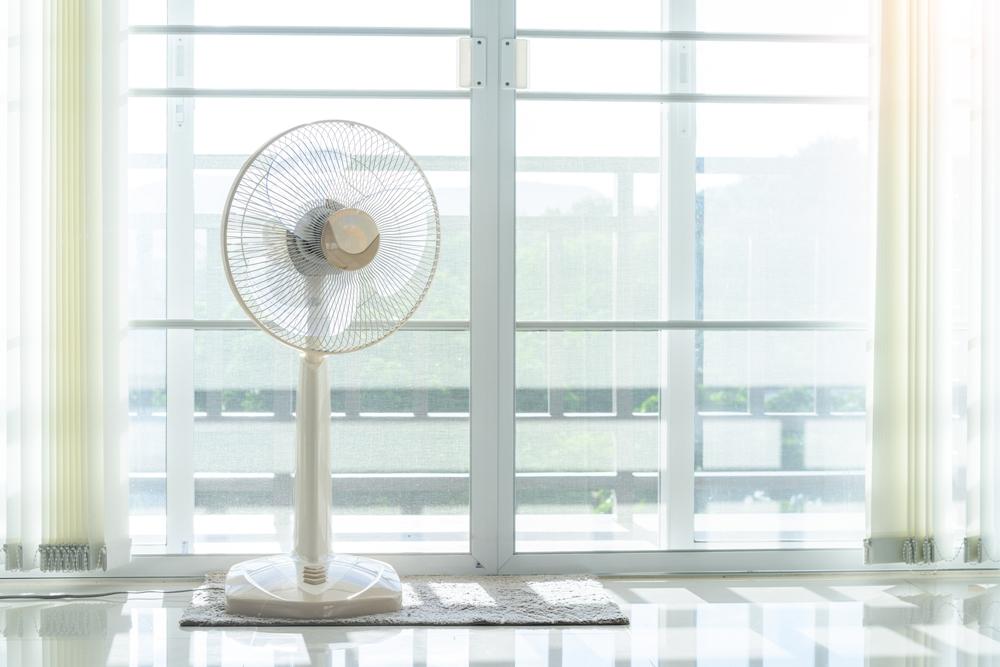 當室內比室外悶熱時,可將電風扇背對窗口運轉,將戶外冷空氣帶入屋內。(達志)