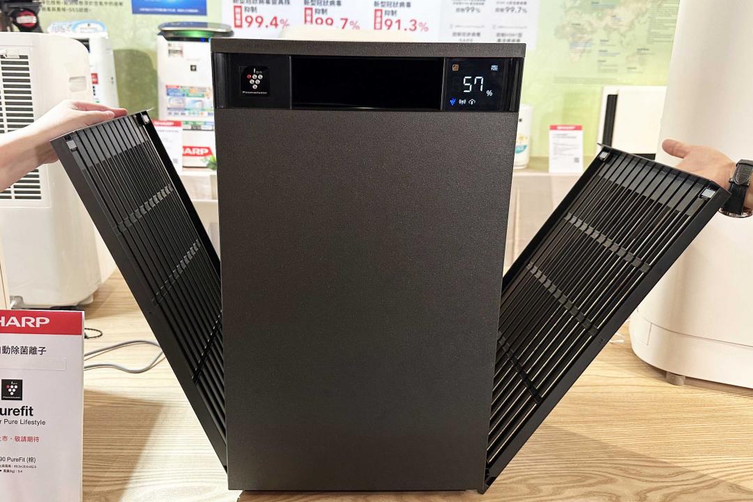 Sharp Purefit空氣清淨機,機身兩側都設置過濾濾網。(圖/記者吳佩樺攝)