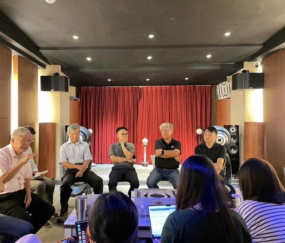 圖左至右依序為：
台灣音響發展協會 理事長張文錦、張宗祥董事長 (全真科技有限公司）、張門豪行銷經理 (雅士音響電器有限公司)、莊澤桔董事長 (音寶有限公司）、書世豪專案業務 (藝聲音響有限公司)。（圖／台灣音響發展協會）