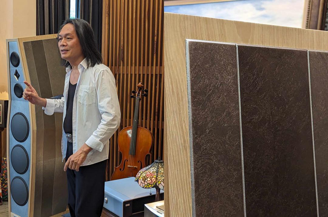 ㄘ台灣頂級音響品牌勞倫斯 Lawrence Audio 推出SKYLUX星宇系列Sun，喇叭表面採用金箔處理。圖為設計師與品牌創辦人廖能司。（圖／記者劉惠琴攝）