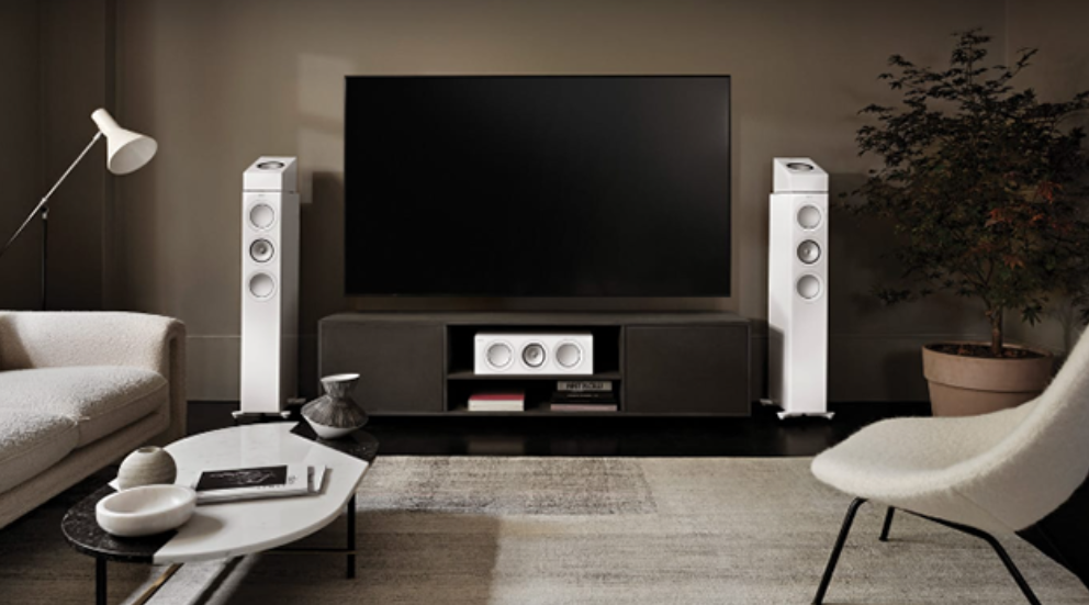 KEF R7 Meta 落地型主動式喇叭，有黑、白、核桃木與鈦灰特別版，共四色。（圖／雅士音響提供）